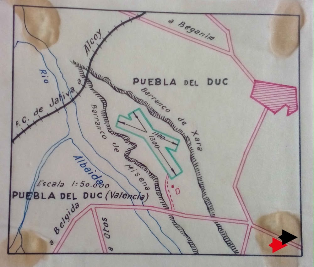 Plano topográfico de la zona de La Pobla del Duc en el que se dibuja la forma de la pista del aeródromo del Pla de Missena.