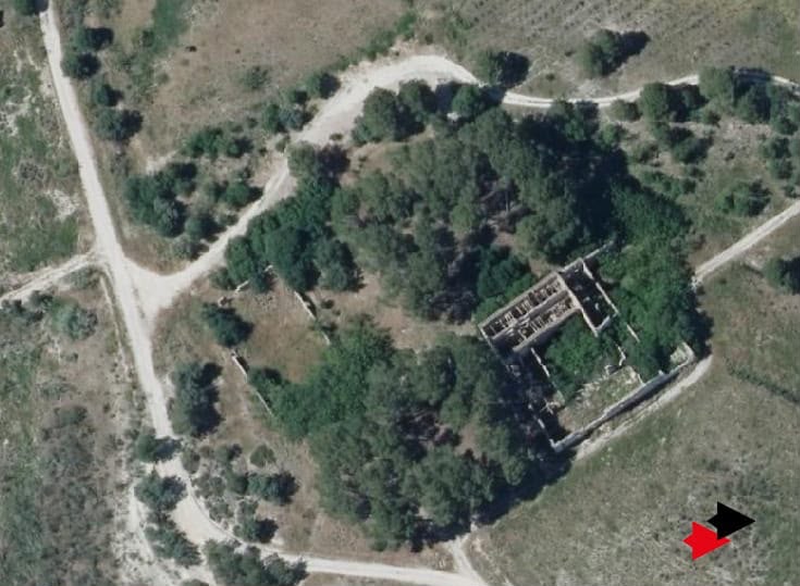 Vista aérea de la zona del aeródromo del Pla de Missena, con caminos y restos de una edificación entre la vegetación.