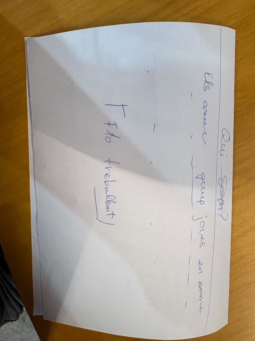 Boceto a mano de la página del equipo, con la pregunta ¿quiénes somos?