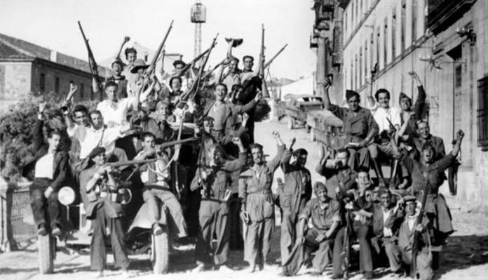 Fotografía en blanco y negro de un grupo de milicianos con armas durante la Guerra Civil Española.